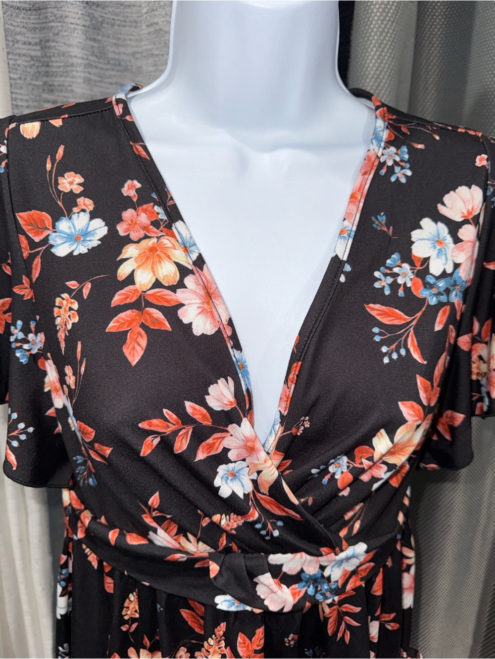 Ekouaer- Black Floral Surplice Peplum Top
Size Small - Picture 8 of 13